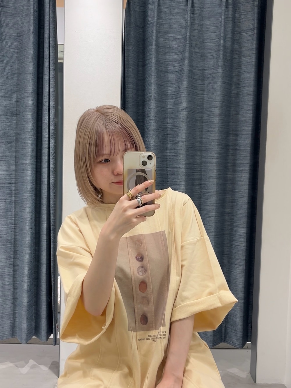 イエロー系のTシャツ/カットソー、ブラウン系のその他アウター、ホワイト系のその他パンツを着用したレディースの春コーディネートの4枚目の写真