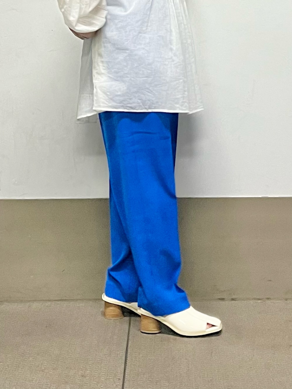 「KBF、kbf_ootd、カラーパンツ、ブラウス、ボリューム袖、お出かけコーデ、低身長、カラーコーデ、スラックス、ギャザーブラウス、ラフ、ラクチンコーデ、ootd」｜「KBFのエナメルサンダル（サンダル、イエロー系）」を使った、serikaさん（レディース・153cm）の春コーディネートの2枚目の写真