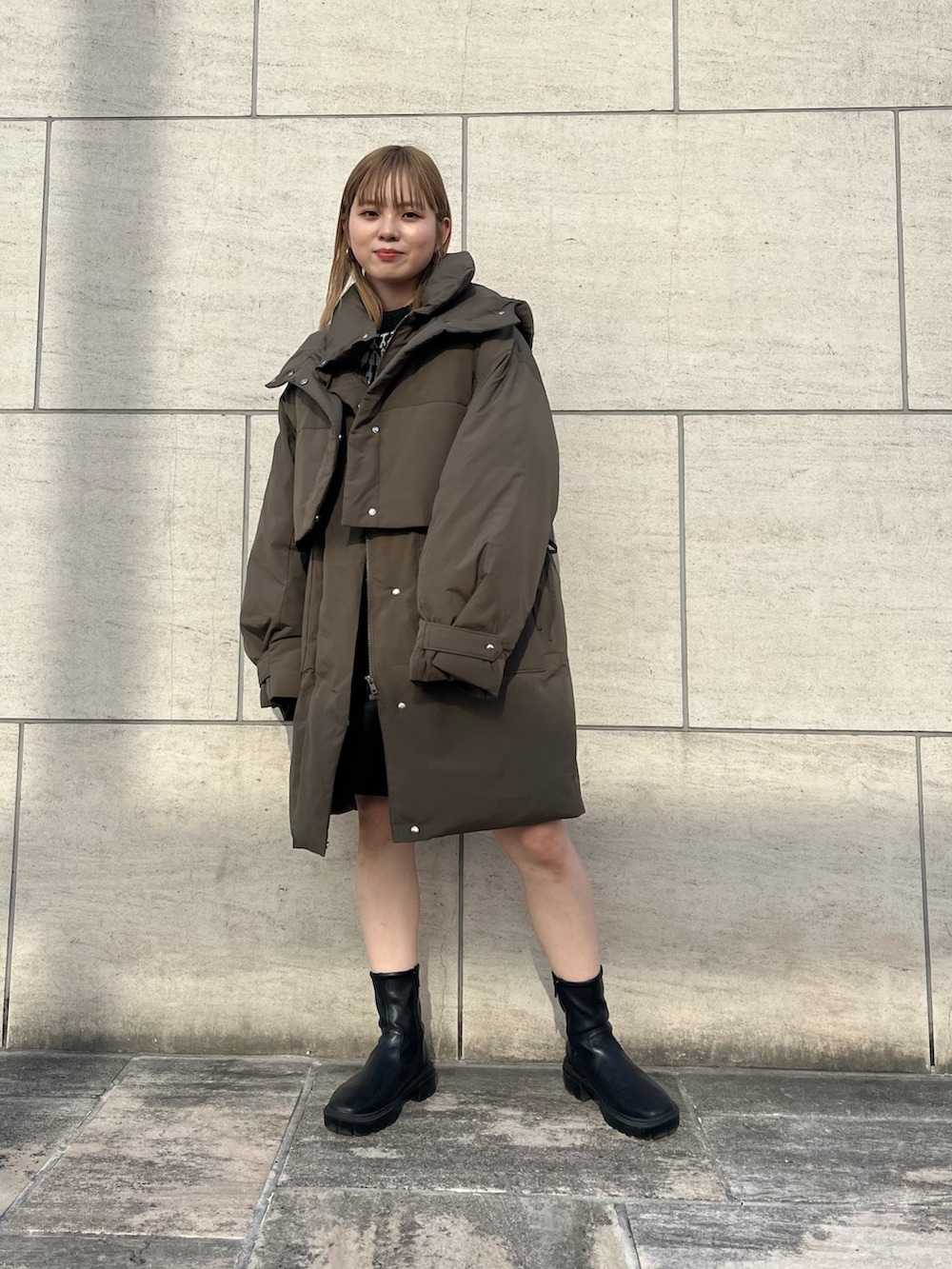 「KBF、kbf_ootd、ファッションを楽しもう、WEARyouthコーデ、アウター、冬コーデ、ダウンジャケット、ブーツ、着回しコーデ、低身長、低身長コーデ」｜「KBFのベストSETミドル丈中綿ジャケット（ダウンジャケット/コート、グリーン系）」を使った、serikaさん（レディース・153cm）の秋コーディネートの4枚目の写真
