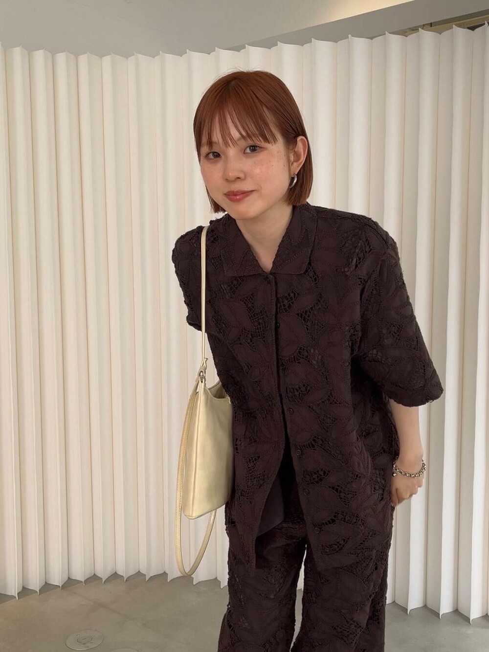 「セットアップ、イージーパンツ、ショルダーバッグ、サンダル、ブラウンコーデ、kbf_ootd、KBF、低身長、夏コーデ、低身長コーデ、レーストップス、骨格ナチュラル、レースアイテム、おでかけコーデ、150cm台コーデ」｜「KBFのダブルスリムショルダーBAG（ショルダーバッグ、ホワイト系）」を使った、serikaさん（レディース・153cm）の夏コーディネートの3枚目の写真