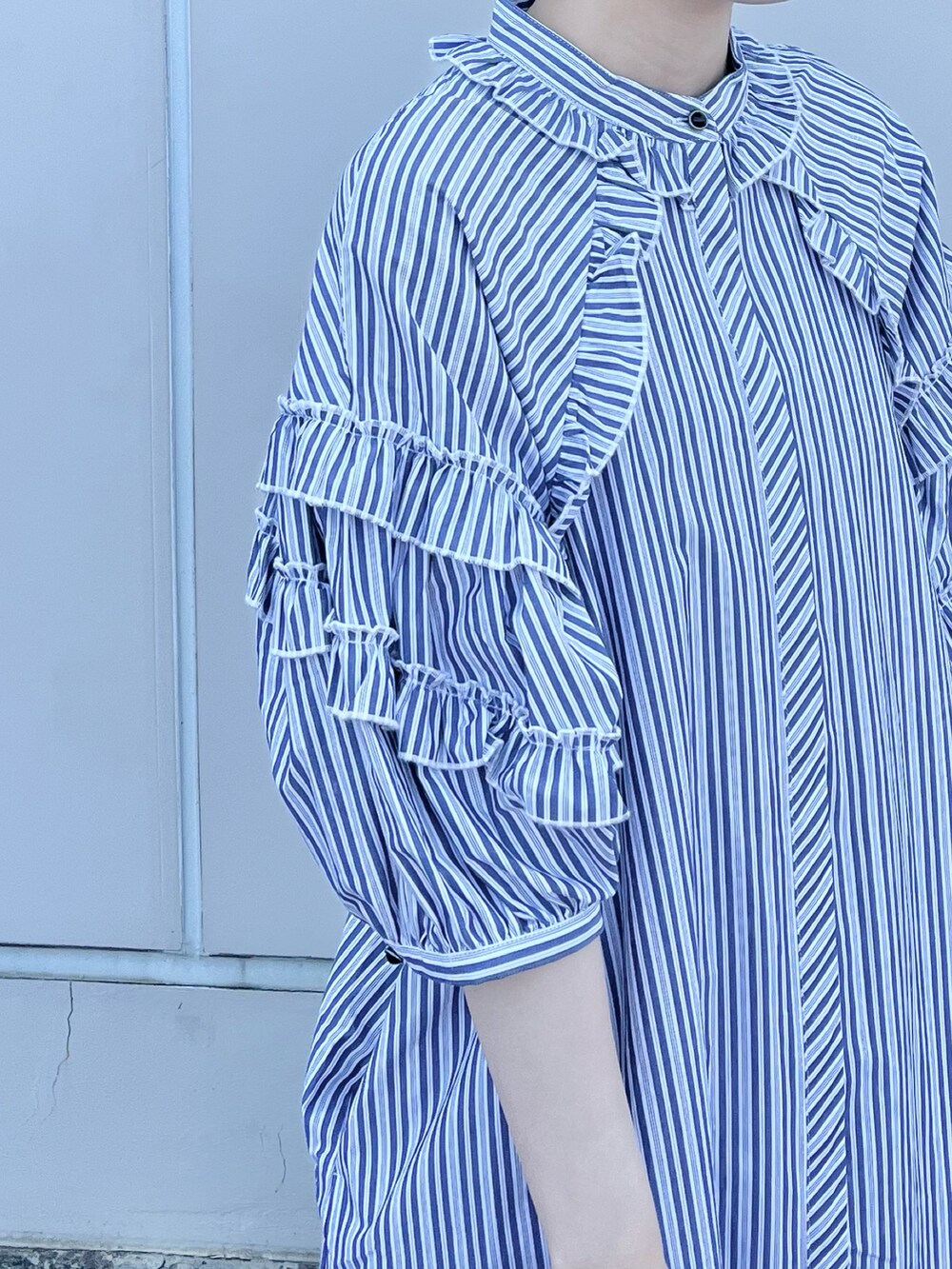 ブルー系のワンピース、ホワイト系のその他を着用したレディースの春コーディネートの2枚目の写真