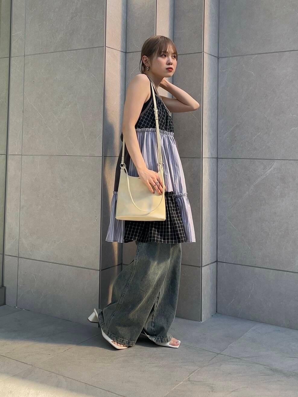 「ワンピース、キャミワンピース、デニム、kbf_ootd、KBF、レイヤードスタイル、低身長、newarrival、低身長コーデ、春夏コーデ、パッチワーク、ミニワンピース、骨格ナチュラル、春カラー」｜「KBFの『2サイズ展開』ドローストリングデニム（デニムパンツ、ブルー系）」を使った、serikaさん（レディース・153cm）の春コーディネートの3枚目の写真