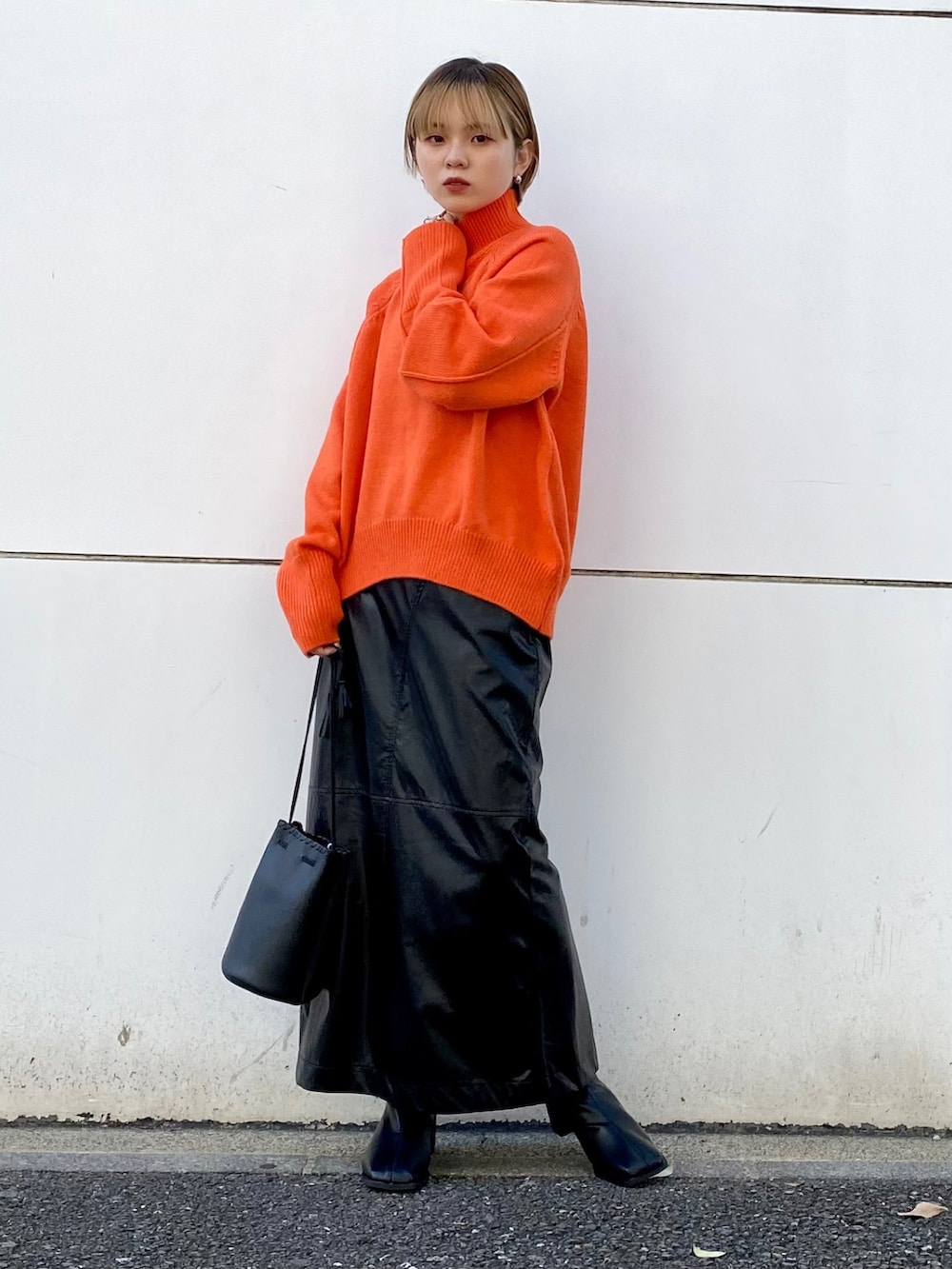 「KBF、kbf_ootd、タイトスカート、ダウンジャケット、カラーニット、冬コーデ、レザースカート、モード、ブーツ、シンプルコーデ、お出かけコーデ、大人コーデ、オレンジ、マイベストコーデ2021」｜「KBFのスクエアトゥストレッチブーツ（ブーツ、ブラック系）」を使った、serikaさん（レディース・153cm）の秋コーディネートの2枚目の写真