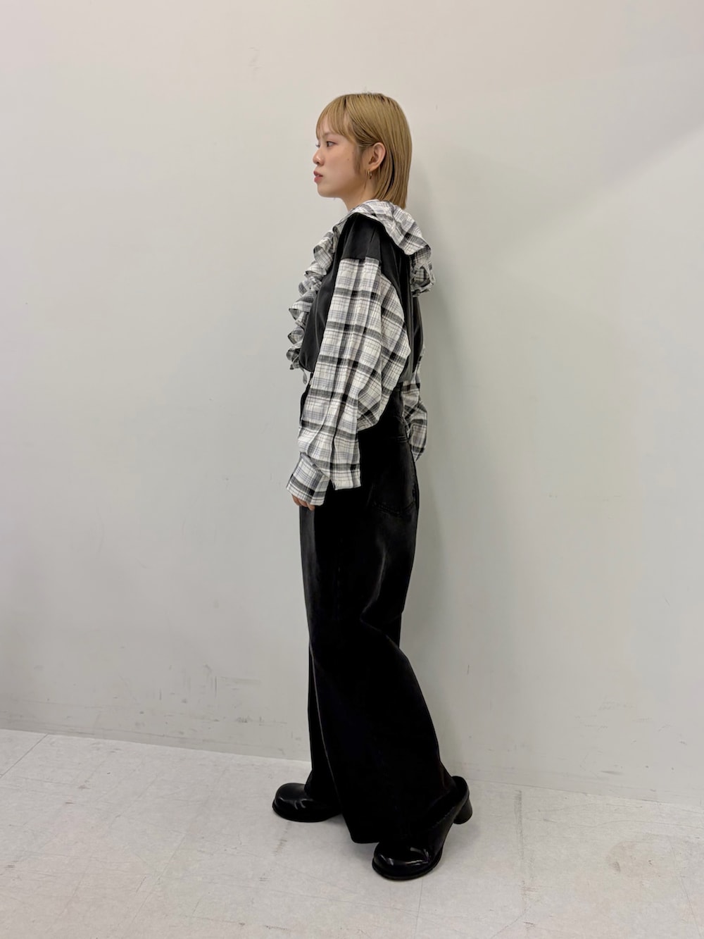 ブラック系のデニムパンツ、ブラック系のサンダル、グレー系のTシャツ/カットソーを着用したレディースの秋コーディネートの3枚目の写真
