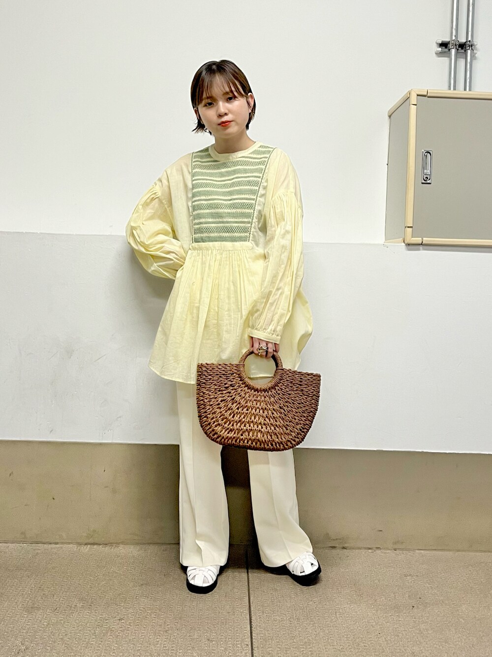 「KBF、kbf_ootd、ブラウス、かごバッグ、お出かけコーデ、フレアパンツ、グルカサンダル、パンツスタイル、ゆるコーデ、ボリューム袖、カジュアルコーデ、カラーコーデ、春夏コーデ、低身長、白パンツ」｜「RODE SKOのラウンドハンドルかごバッグ（ハンドバッグ、ブラウン系）」を使った、serikaさん（レディース・153cm）の春コーディネートの3枚目の写真