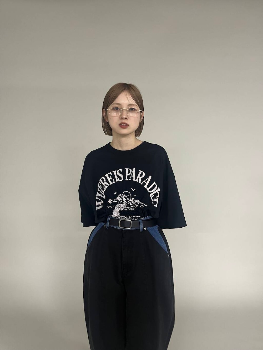 ブラック系のその他パンツ、ベージュ系のその他シューズ、ブラック系のTシャツ/カットソーを着用したレディースの夏コーディネートの2枚目の写真