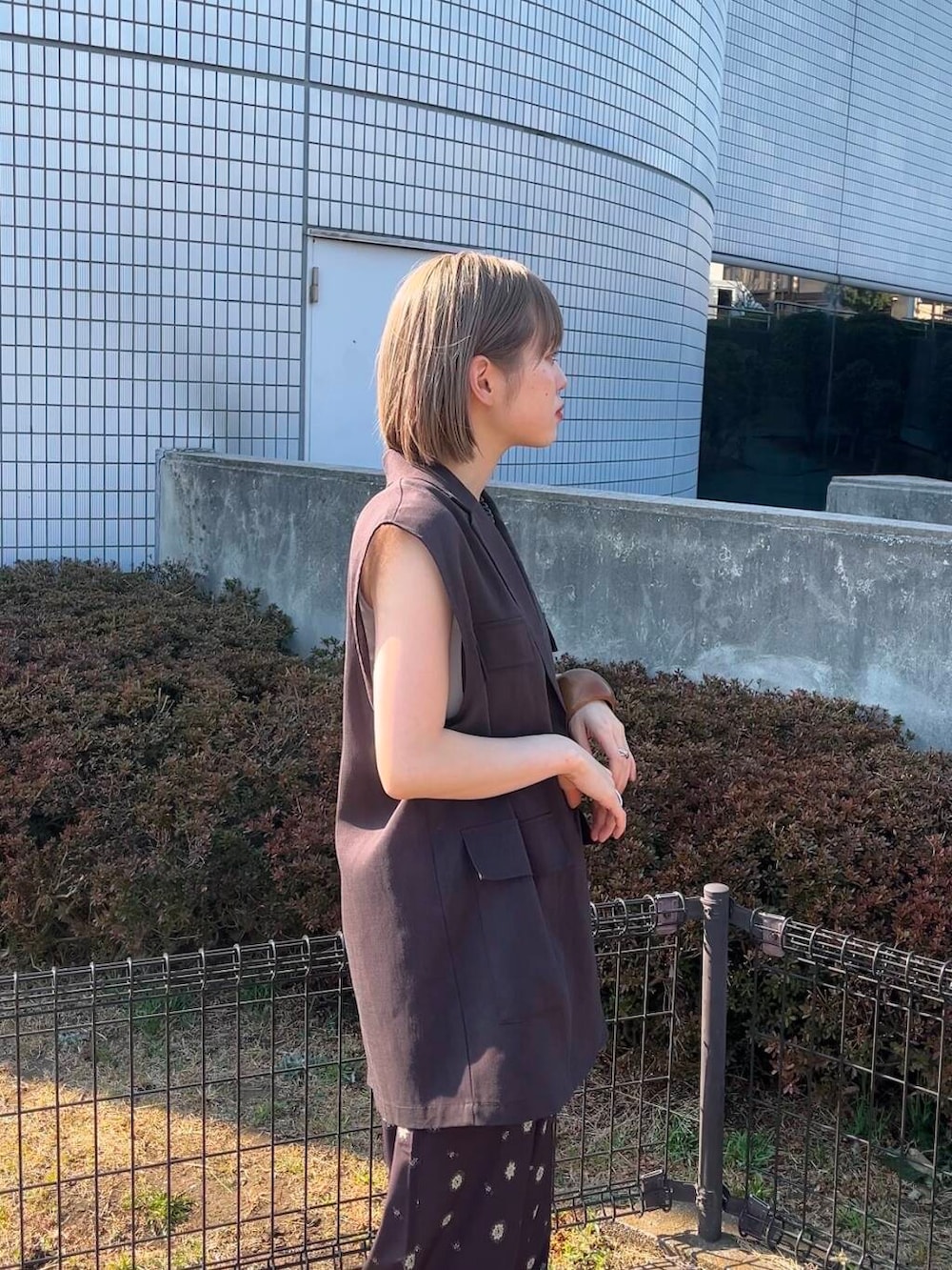 「ベスト、きれいめカジュアル、花柄、ブラウンコーデ、kbf_ootd、KBF、レイヤードスタイル、低身長、パンツスタイル、低身長コーデ、春夏コーデ、骨格ナチュラル、柄パンツ、イージーパンツ、ワントーンコーデ」｜「KBFのアソートプリントパンツ（その他パンツ、ブラウン系）」を使った、serikaさん（レディース・153cm）の春コーディネートの3枚目の写真