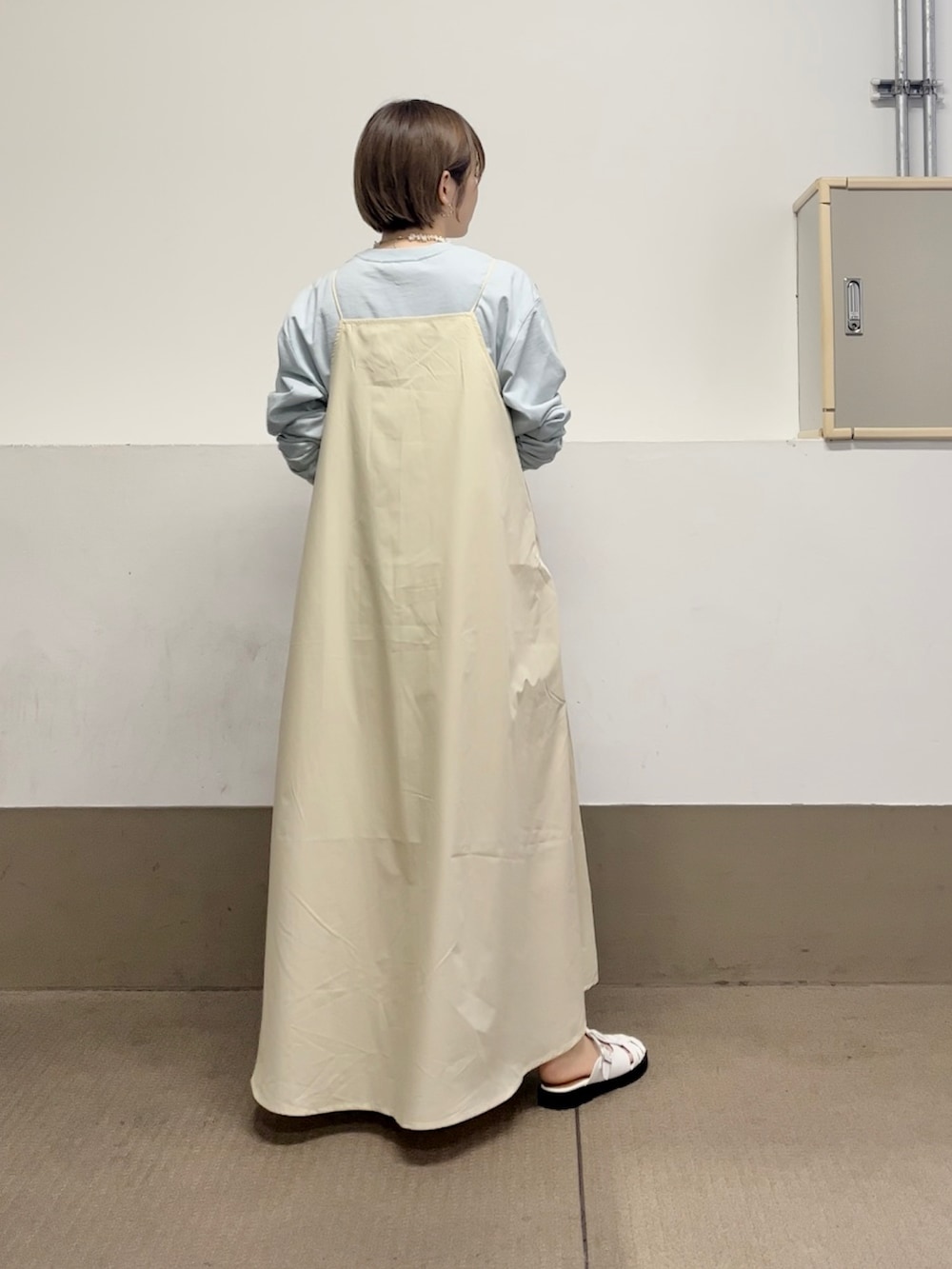 「KBF、kbf_ootd、お出かけコーデ、ワンピース、ハット、チューリップハット、グルカサンダル、ロンT、Tシャツ、ロングワンピース、春夏コーデ、きれいめカジュアル、レイヤードスタイル、キャミワンピ」｜「KBFのグルカサンダル（サンダル、ホワイト系）」を使った、serikaさん（レディース・153cm）の春コーディネートの2枚目の写真