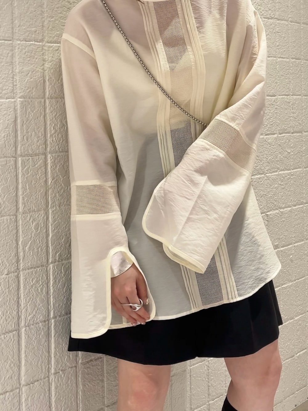 ホワイト系のキャミソール、ホワイト系のシャツ/ブラウス、ブラック系のその他パンツを着用したレディースの春コーディネートの2枚目の写真