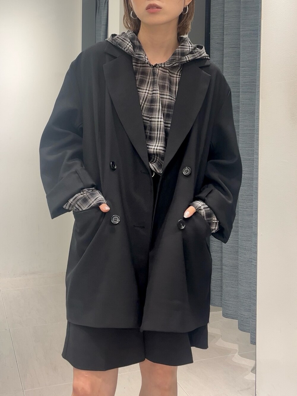 ブラック系のその他パンツ、その他のシャツ/ブラウス、ブラック系のその他アウターを着用したレディースの秋コーディネートの4枚目の写真