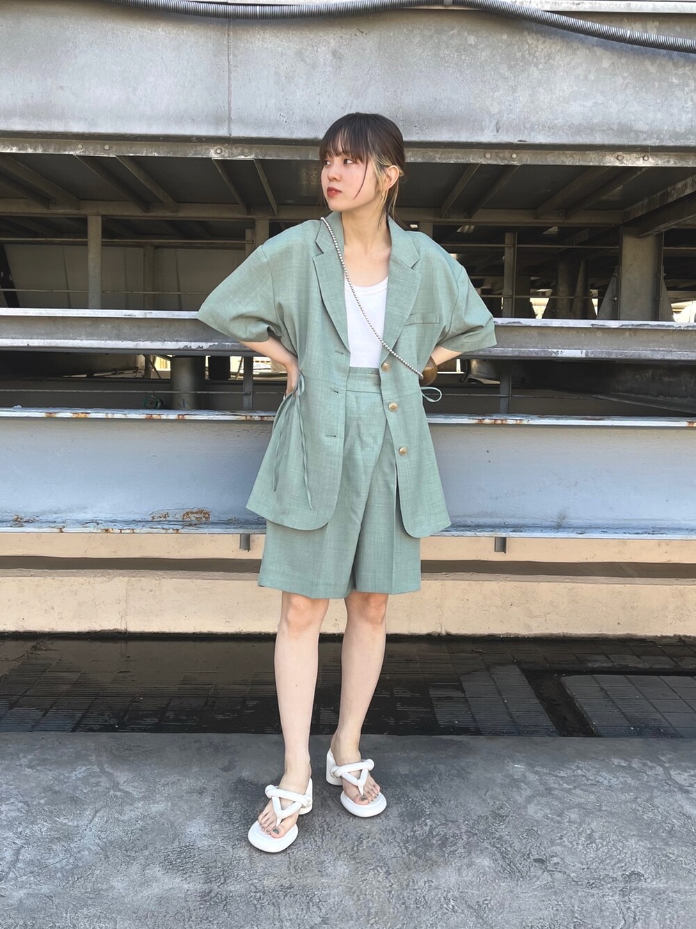 ホワイト系のサンダル、グリーン系のその他パンツ、ホワイト系のタンクトップを着用したレディースの春コーディネートの2枚目の写真