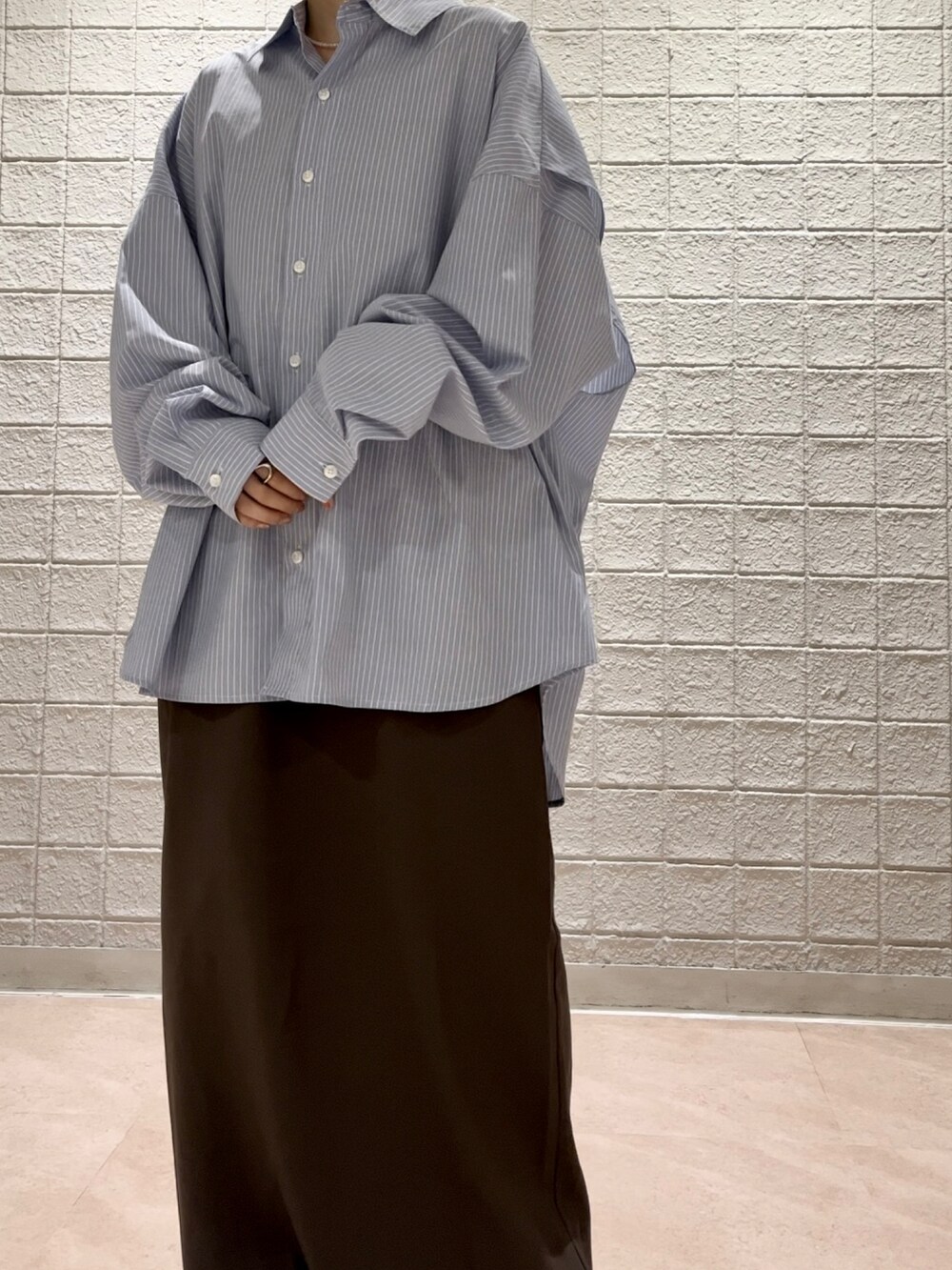 ブラウン系のワンピース、ブルー系のシャツ/ブラウス、ホワイト系のその他を着用したレディースの冬コーディネートの4枚目の写真