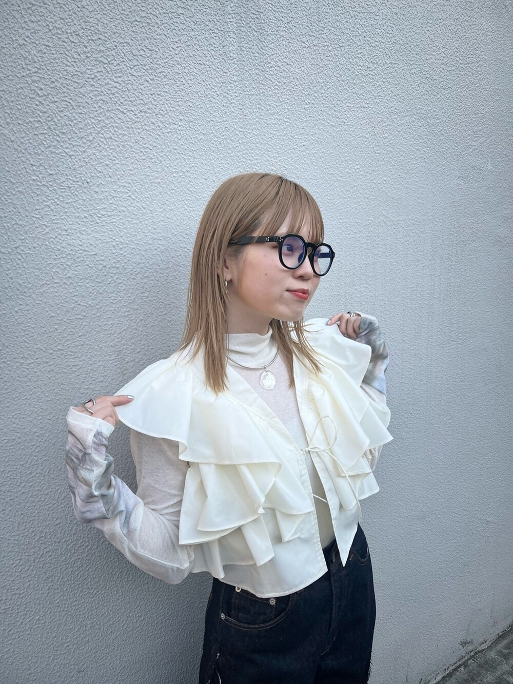 「KBF、kbf_ootd、休日スタイル、デニム、スニーカー、メガネ女子、春コーデ、骨格ナチュラル、フリル、低身長コーデ、低身長、レイヤードスタイル、春のおしゃ見えテクニック」｜「KBFのグラフィックプリントTEE（Tシャツ/カットソー、ホワイト系）」を使った、serikaさん（レディース・153cm）の冬コーディネートの2枚目の写真