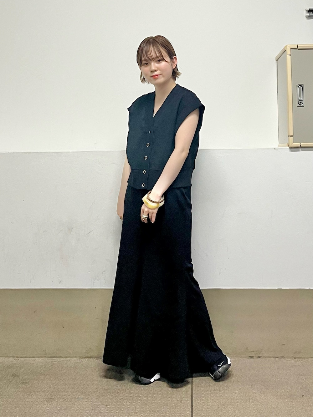 「KBF、kbf_ootd、セットアップ、ベスト、マーメイドスカート、低身長、ブラック、モノトーン、お出かけコーデ、着回しコーデ、夏コーデ、スカート、きれいめカジュアル、エアリフト」｜「KBFのリブカットソーショートベスト（Tシャツ/カットソー、ブラック系）」を使った、serikaさん（レディース・153cm）の春コーディネートの3枚目の写真