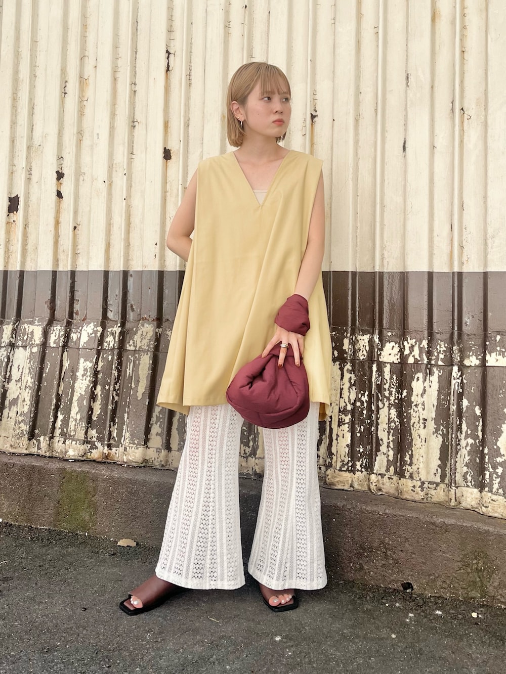 ホワイト系のその他パンツ、ベージュ系のワンピース、ベージュ系のキャミソールを着用したレディースの夏コーディネートの4枚目の写真