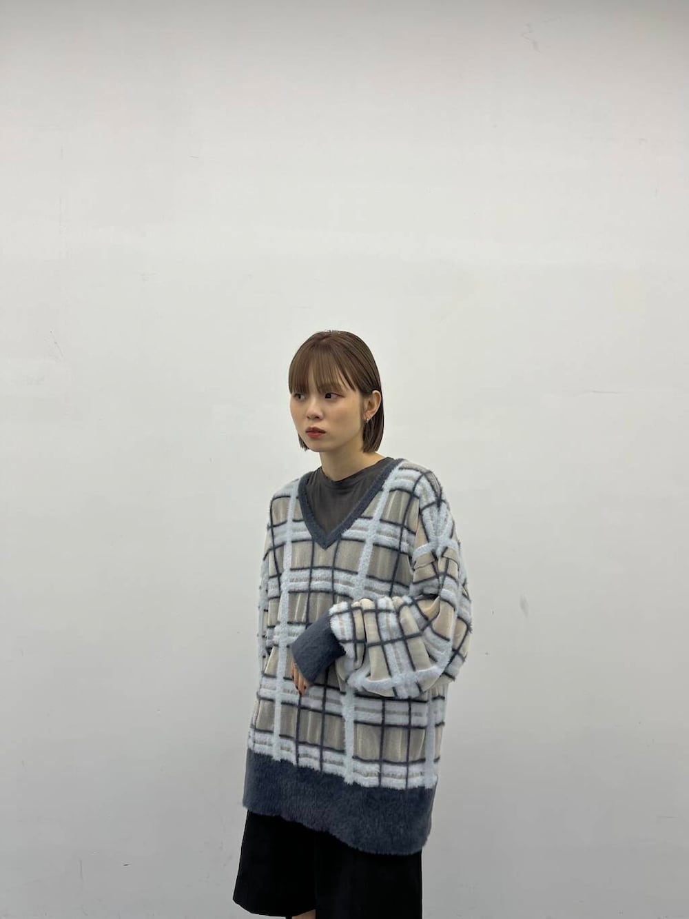 「秋コーデ、シンプルコーデ、kbf_ootd、KBF、ロングブーツ、低身長、ハーフパンツ、低身長コーデ、シアーニット、秋ニット、チェック柄、シアートップス、ゆるニット、厚底シューズ、チェックニット」｜「KBFのシアーチェックフェザーニット（ニット/セーター、グレー系）」を使った、serikaさん（レディース・153cm）の夏コーディネートの2枚目の写真