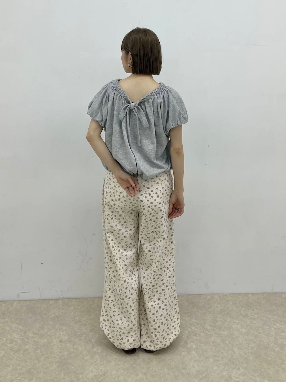 serikaさんの「フラワープリントドロストパンツ（KBF）」を使ったコーディネートの2枚目の写真