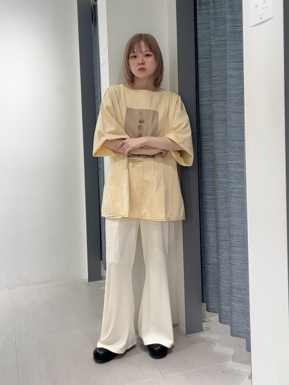 イエロー系のTシャツ/カットソー、ブラウン系のその他アウター、ホワイト系のその他パンツを着用したレディースの春コーディネートの3枚目の写真