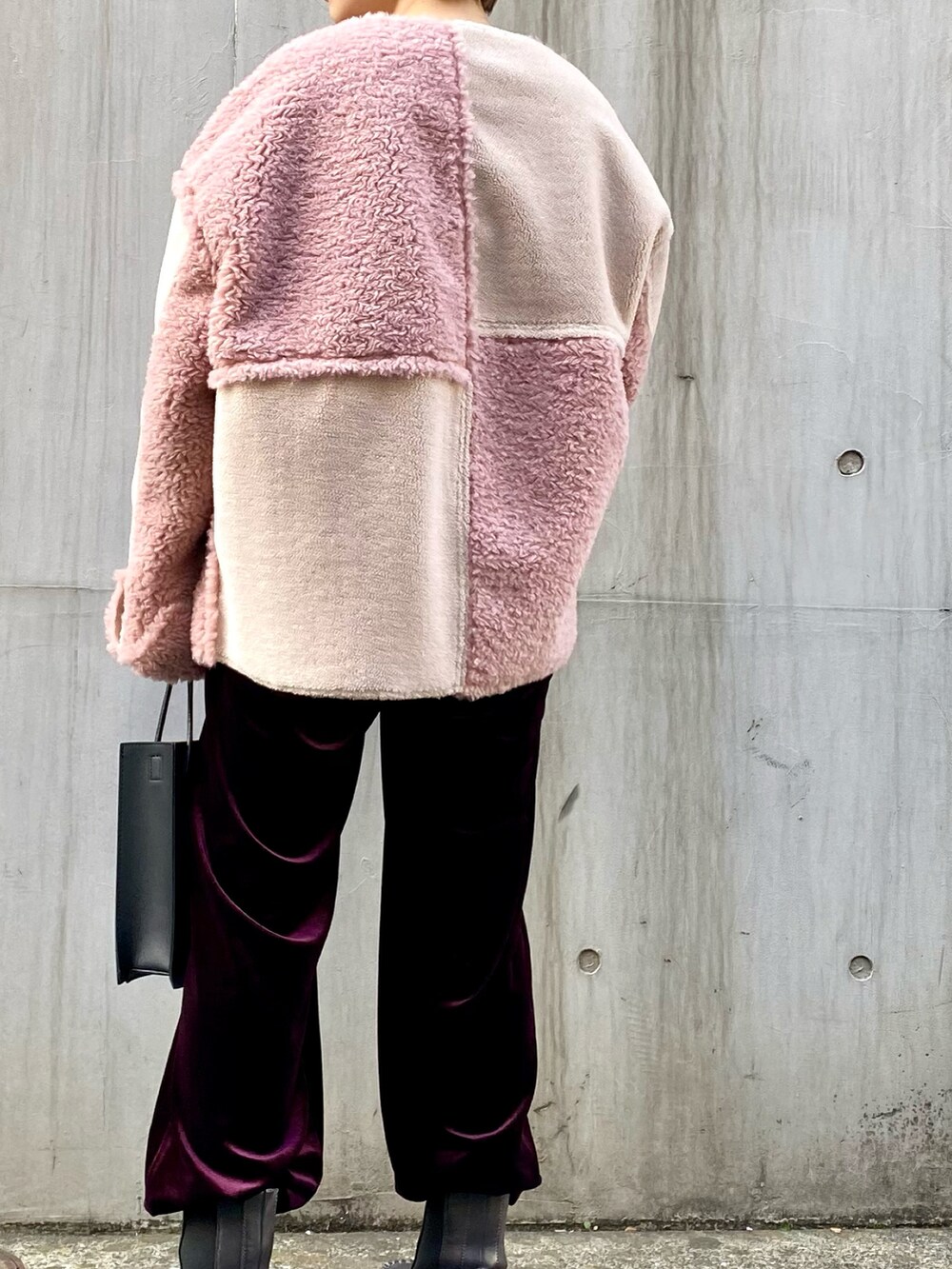 ブラック系のショルダーバッグ、パープル系のその他パンツ、グレー系のブーツを着用したレディースの秋コーディネートの4枚目の写真