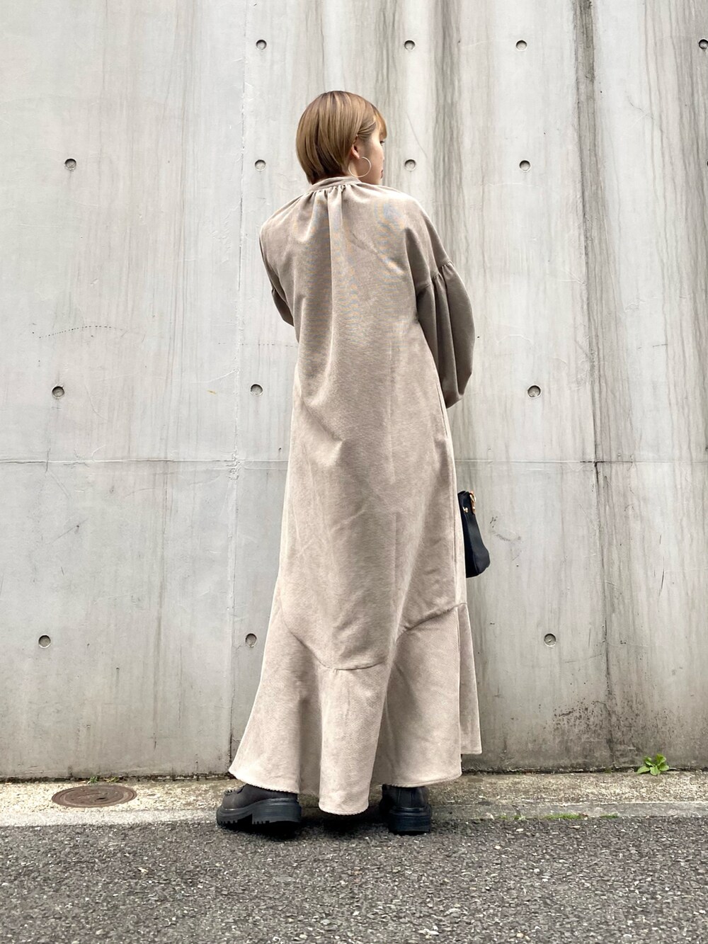 「KBF、kbf_ootd、ワンピース、ゆるコーデ、シンプルコーデ、ベージュ、ボリューム袖、ブーツ、大人カジュアル、冬コーデ、ラクチンコーデ、RODE SKO、ロングワンピース」｜「RODE SKOのプチ2WAYトートバッグ（トートバッグ、ブラック系）」を使った、serikaさん（レディース・153cm）の冬コーディネートの2枚目の写真
