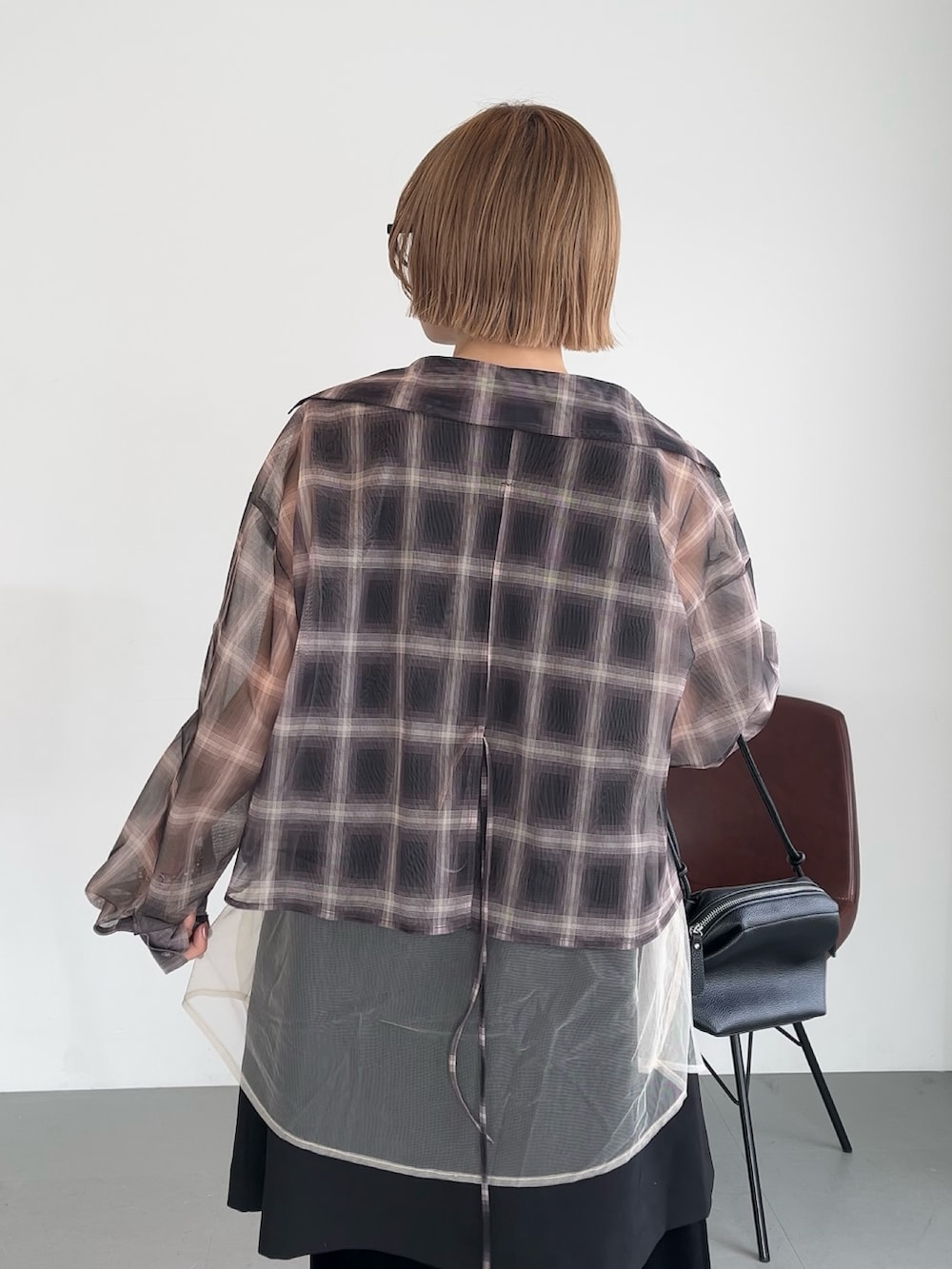 ブラック系のワンピース、グレー系のシャツ/ブラウス、ブラック系のショルダーバッグを着用したレディースの夏コーディネートの2枚目の写真