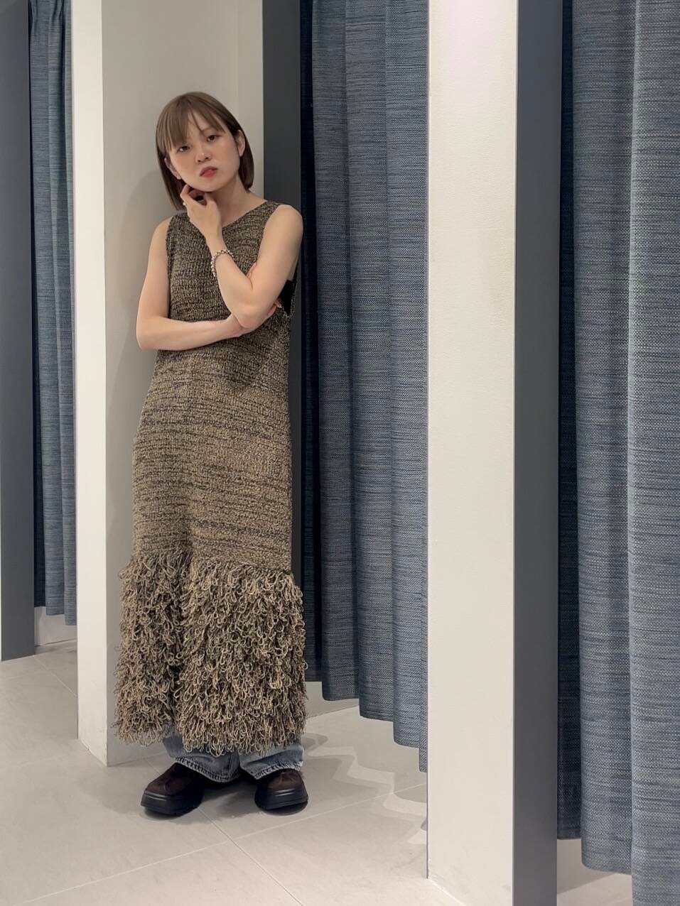 「ワンピース、大人カジュアル、デニム、スニーカー、ブラウン、シンプルコーデ、ニットワンピース、kbf_ootd、KBF、スリッポン、低身長、夏コーデ、パンツスタイル、サマーニット、低身長コーデ」｜「KBFのBIGポケットデザインデニム（デニムパンツ、ブルー系）」を使った、serikaさん（レディース・153cm）の夏コーディネートの4枚目の写真