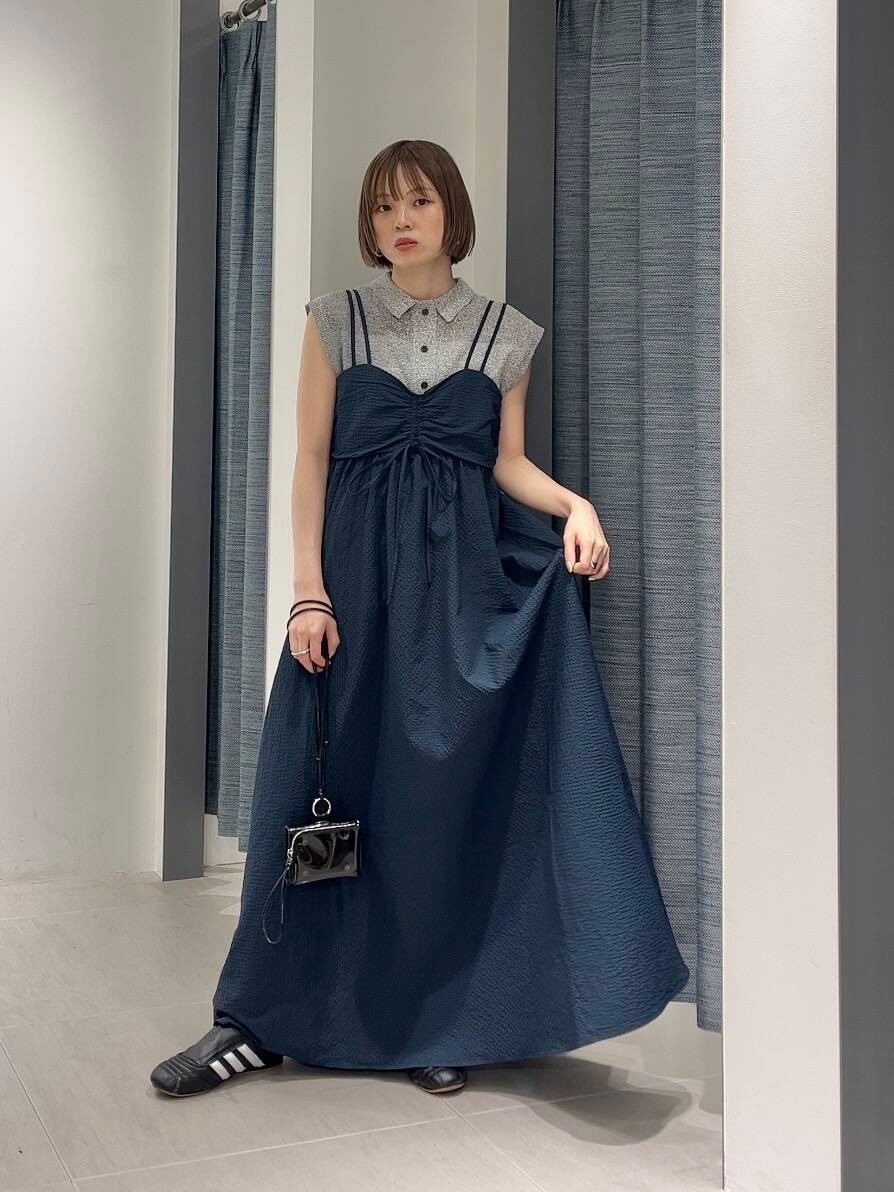 「ワンピース、キャミワンピース、チェック、シンプルコーデ、kbf_ootd、KBF、低身長、マキシ丈ワンピース、夏コーデ、サマーニット、低身長コーデ、ニットシャツ、骨格ナチュラル、ノースリーブトップス、夏ワンピース」｜「KBFのポーチ付きウォレット（財布、ブラック系）」を使った、serikaさん（レディース・153cm）の春コーディネートの2枚目の写真