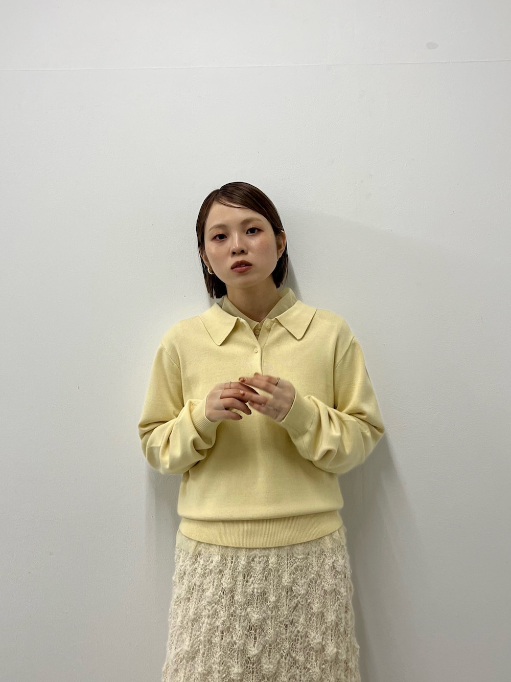 ホワイト系のニット/セーター、ブラック系のスニーカーを着用したレディースの秋コーディネートの2枚目の写真