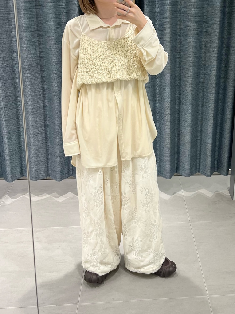 ホワイト系のシャツ/ブラウス、ホワイト系のニット/セーター、ホワイト系のその他パンツを着用したレディースの春コーディネートの2枚目の写真