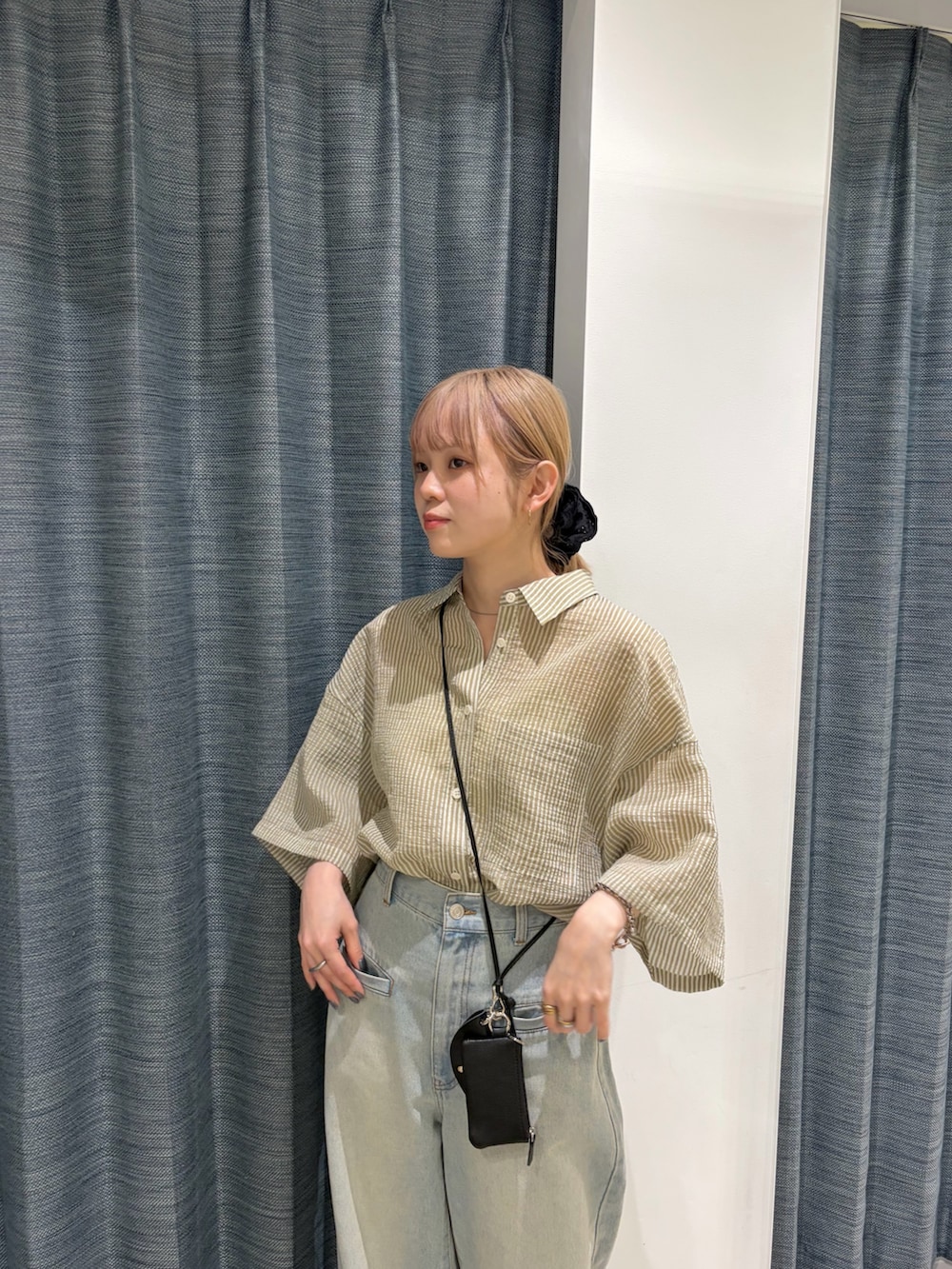 グリーン系のシャツ/ブラウス、ブラウン系のショルダーバッグ、ブラック系のその他シューズを着用したレディースの春コーディネートの3枚目の写真