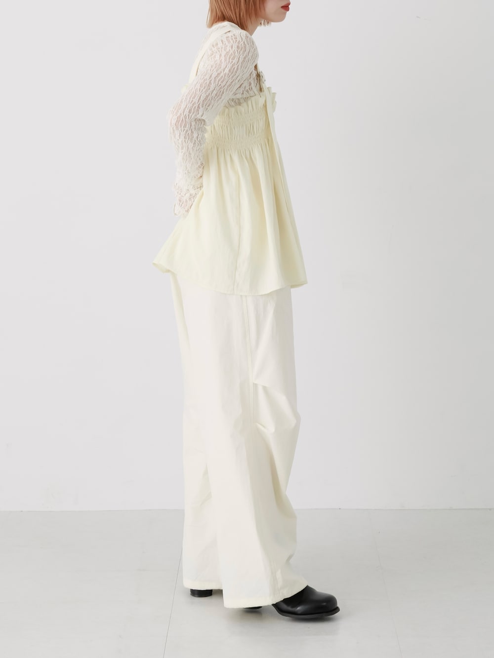 ホワイト系のその他トップス、ホワイト系のTシャツ/カットソー、ホワイト系のその他パンツを着用したレディースの冬コーディネートの3枚目の写真