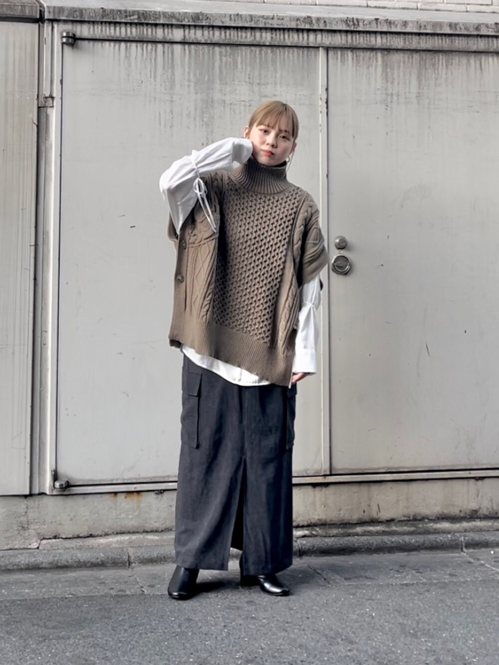 ブラウン系のトップス、ホワイト系のトップス、ブラック系のスカートを着用したレディースの秋コーディネートの3枚目の写真