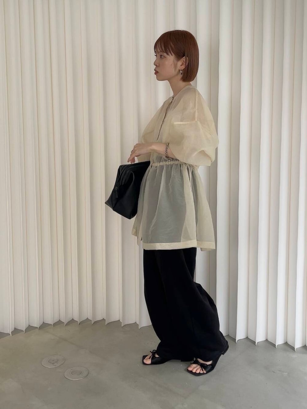 「イージーパンツ、きれいめカジュアル、サンダル、kbf_ootd、KBF、低身長、夏コーデ、パンツスタイル、newarrival、ボストンバッグ、低身長コーデ、シアートップス、スウェットパンツ、紫外線対策、骨格ナチュラル」｜「KBFのサテンリボンミュール（サンダル、ブラック系）」を使った、serikaさん（レディース・153cm）の夏コーディネートの3枚目の写真