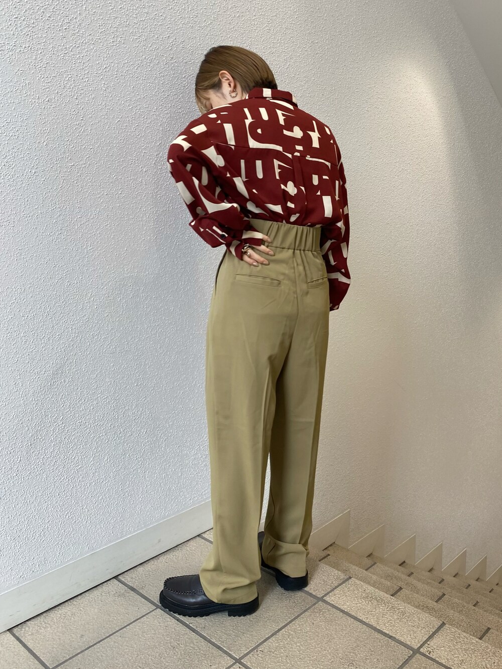 「KBF、kbf_ootd、ダウンジャケット、柄シャツ、カラーパンツ、ワイドパンツ、ゆるコーデ、カジュアル、低身長、パンツスタイル、今日のコーデ、ブーツ、ミニバッグ」｜「KBFのサイドゴアブーツ（ブーツ、グレー系）」を使った、serikaさん（レディース・153cm）の冬コーディネートの4枚目の写真