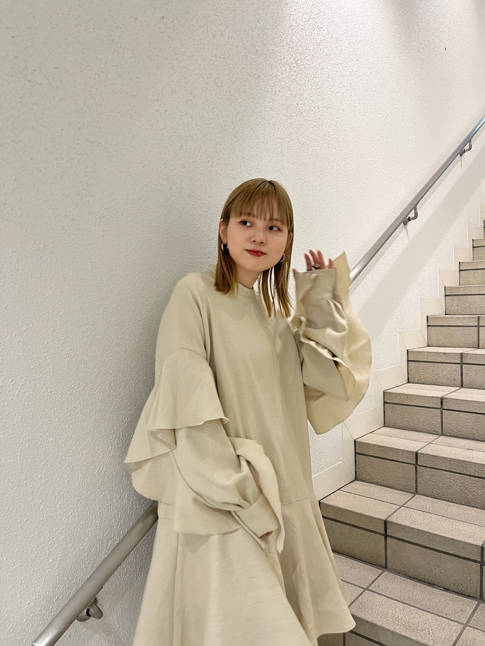 グリーン系のワンピース/ドレス、ブラック系のブーツを着用したレディースの秋コーディネートの2枚目の写真