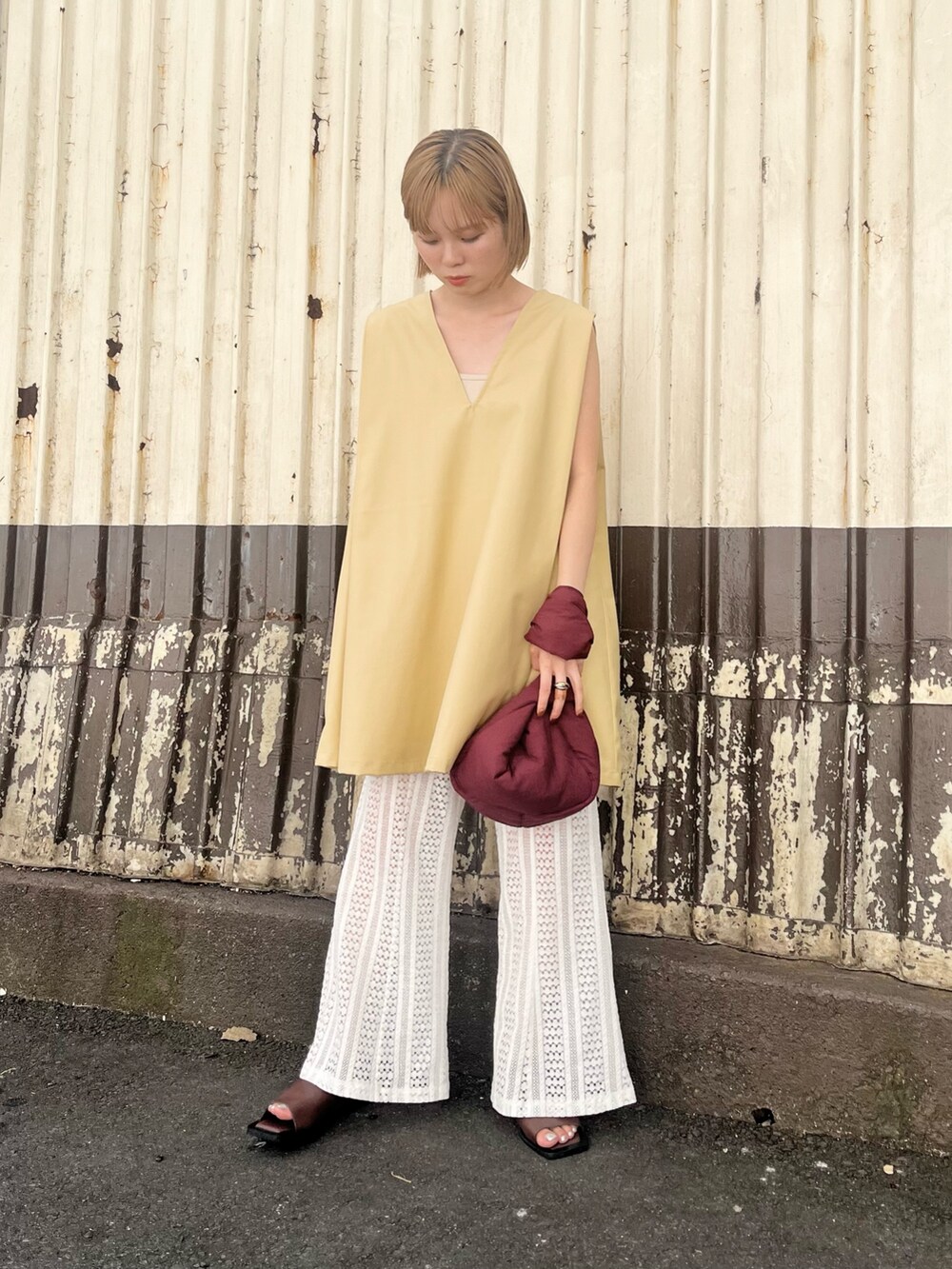 ホワイト系のその他パンツ、ベージュ系のワンピース、ベージュ系のキャミソールを着用したレディースの夏コーディネートの2枚目の写真
