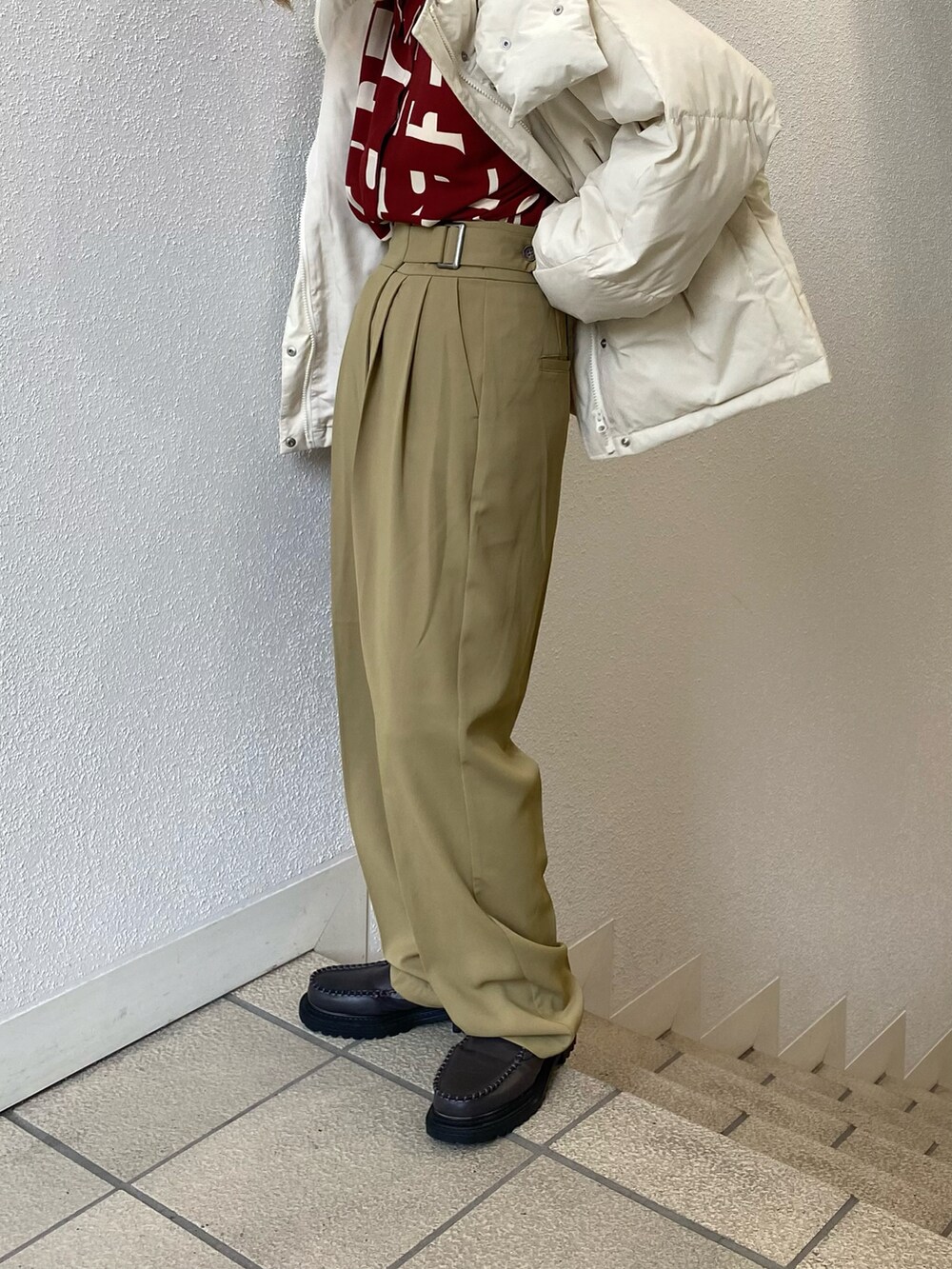 「KBF、kbf_ootd、ダウンジャケット、柄シャツ、カラーパンツ、ワイドパンツ、ゆるコーデ、カジュアル、低身長、パンツスタイル、今日のコーデ、ブーツ、ミニバッグ」｜「KBFのサイドゴアブーツ（ブーツ、グレー系）」を使った、serikaさん（レディース・153cm）の冬コーディネートの2枚目の写真