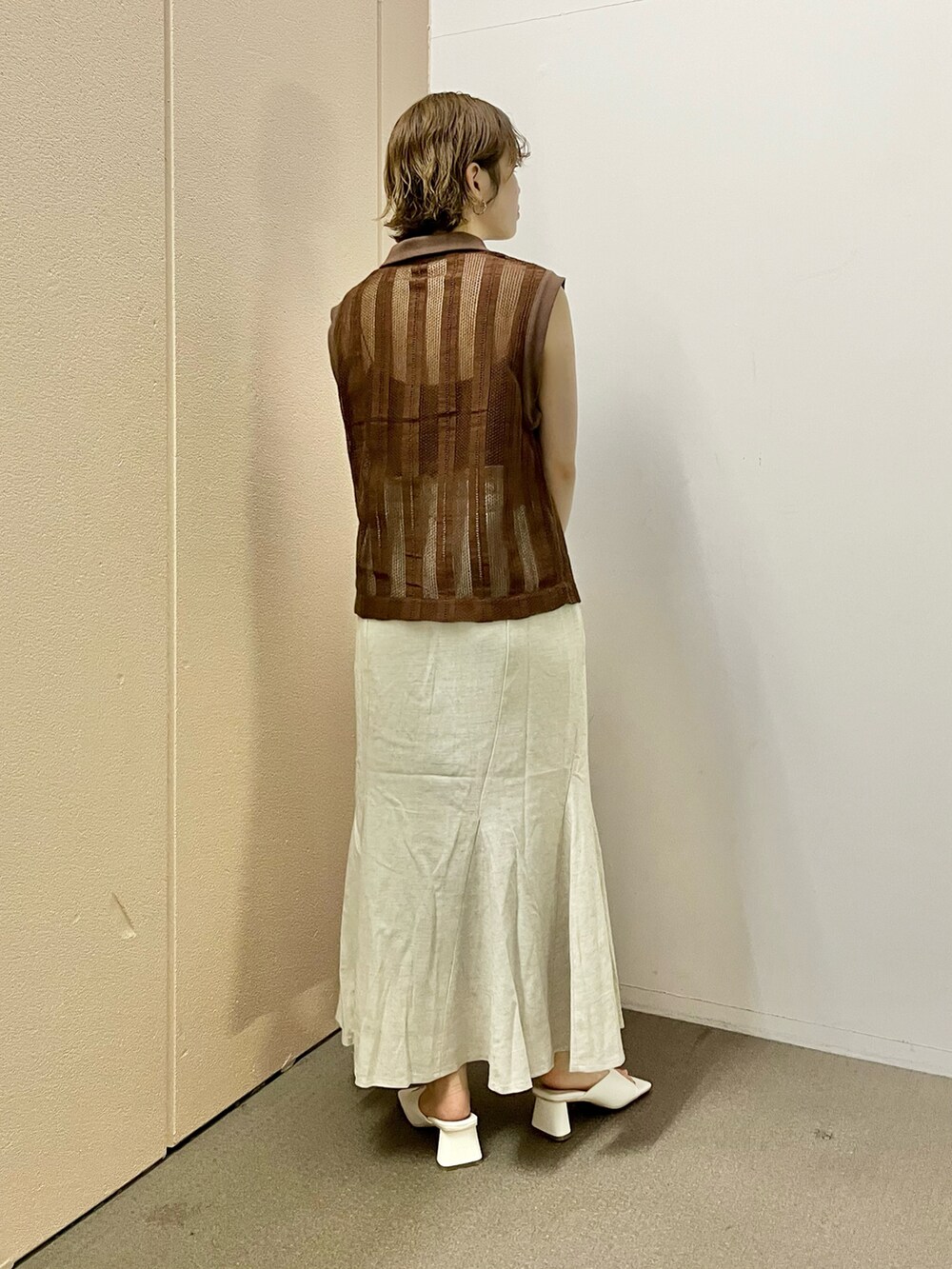 「KBF、kbf_ootd、カジュアルコーデ、低身長、マーメイドスカート、リネン、ポロシャツ、レース、夏コーデ、スクエアバッグ、クリアバッグ、ノースリーブ、ブラウン、ベージュ」｜「KBFのスクエアトゥカーヴィーミュール（サンダル、イエロー系）」を使った、serikaさん（レディース・153cm）の夏コーディネートの2枚目の写真