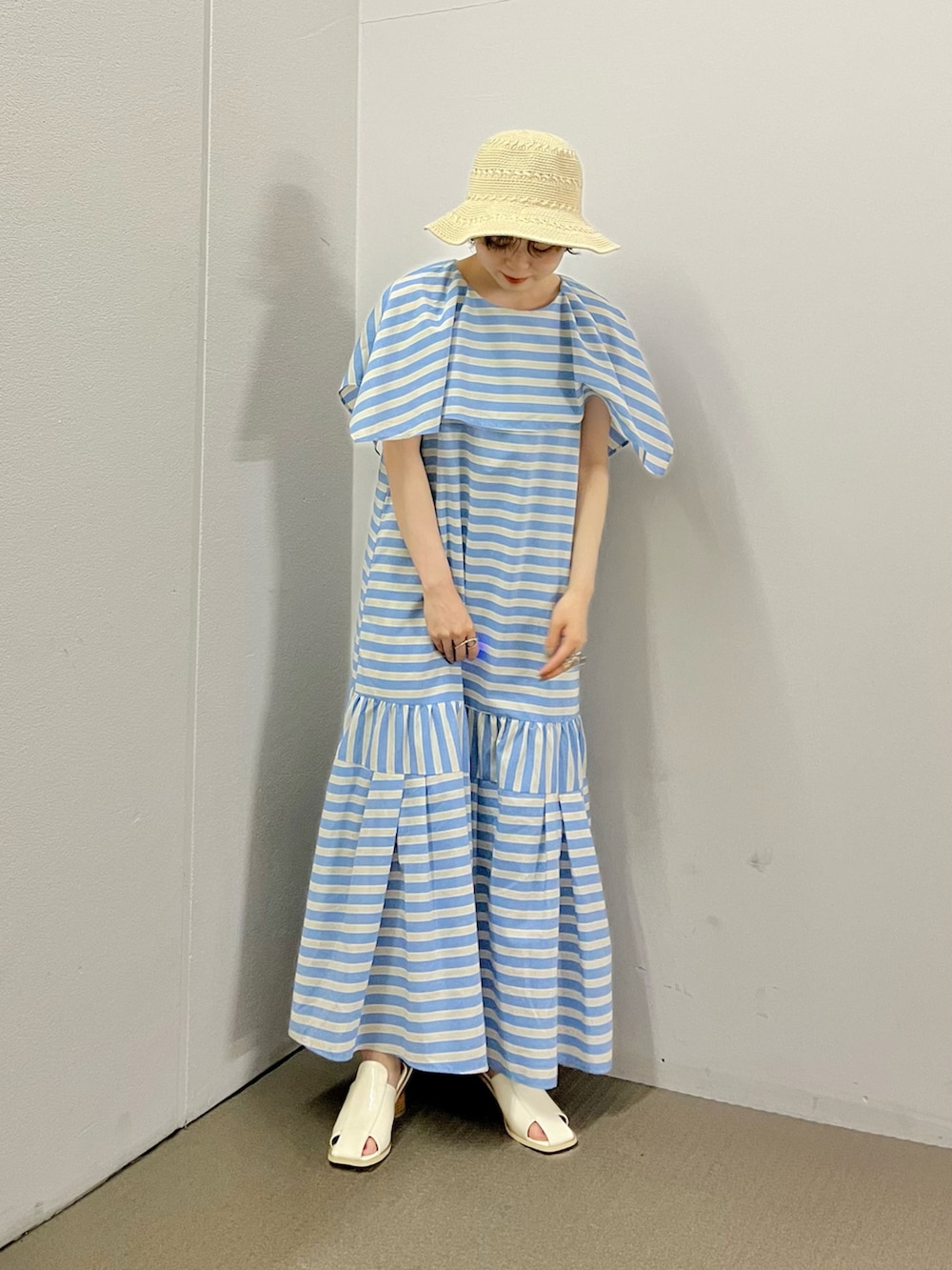 「KBF、kbf_ootd、低身長コーデ、ワンピース、ストライプ、リネン、サンダル、夏コーデ、休日スタイル、リラックススタイル、チューリップハット、きれいめカジュアル、帽子、ロングワンピース」｜「KBFのエナメルサンダル（サンダル、イエロー系）」を使った、serikaさん（レディース・153cm）の夏コーディネートの4枚目の写真