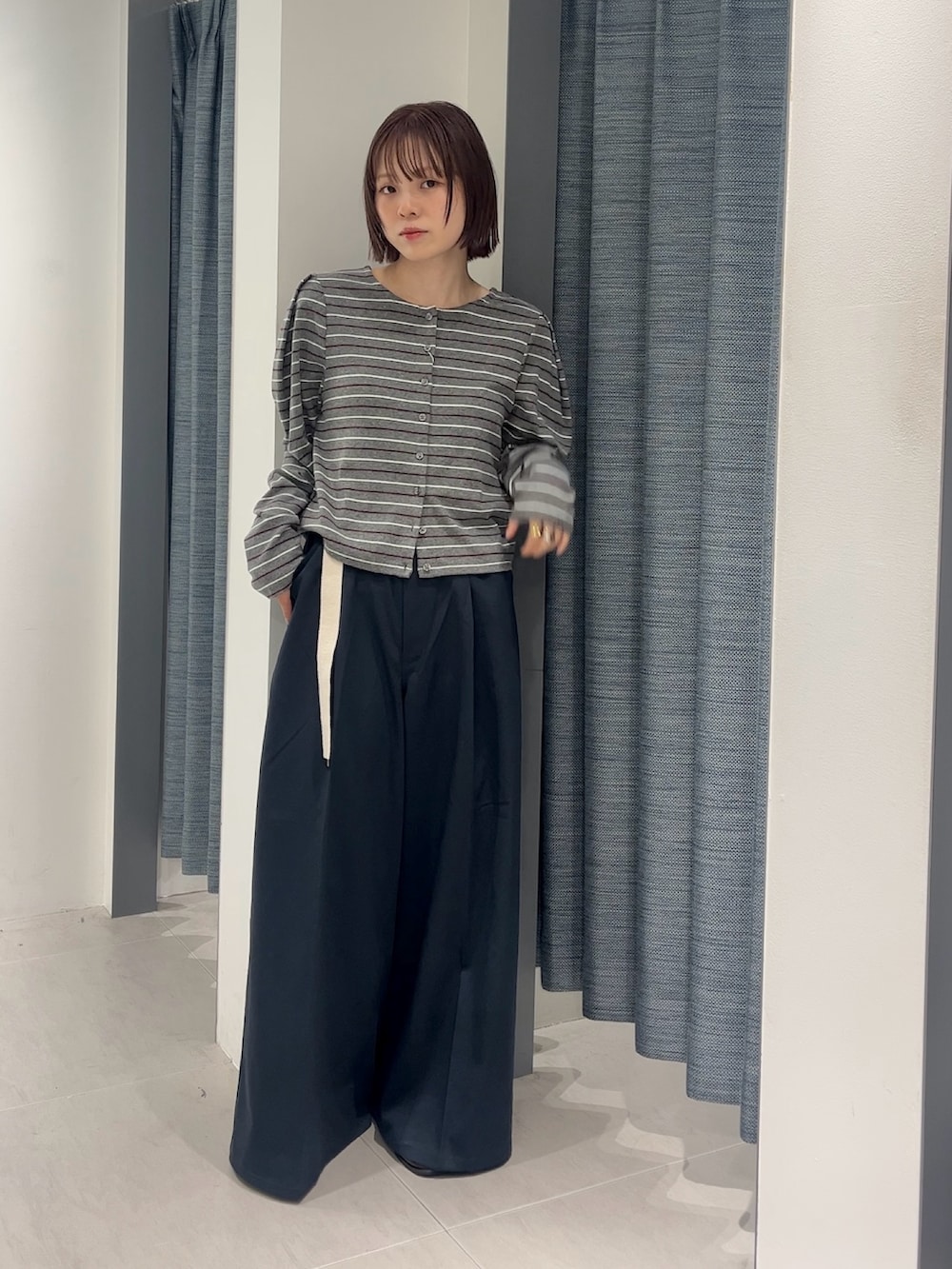 ブルー系のその他パンツ、ブラック系のローファー、グレー系のカーディガン/ボレロを着用したレディースの秋コーディネートの3枚目の写真