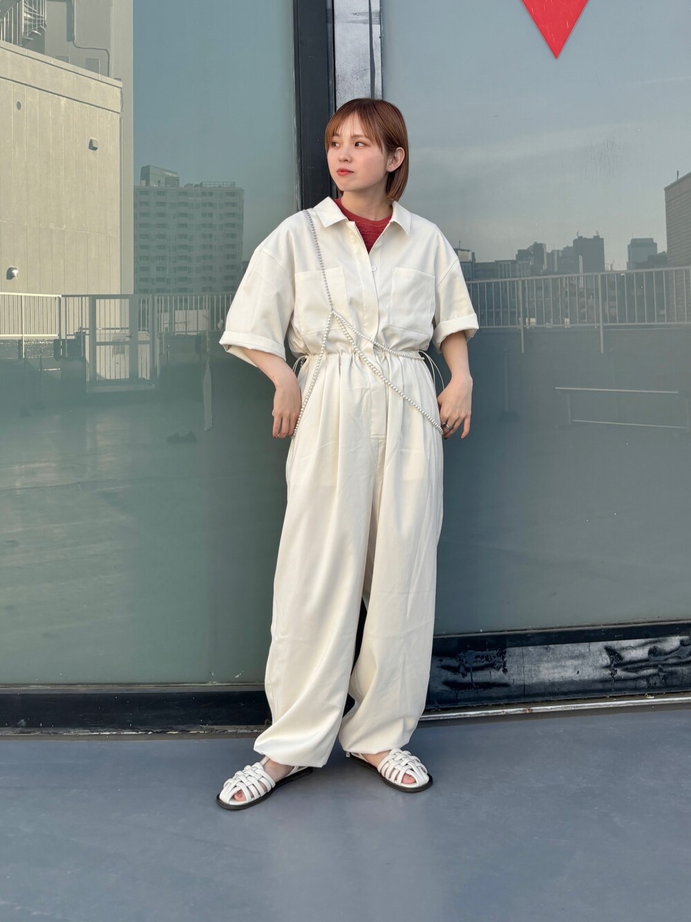 「KBF、kbf_ootd、シンプルコーデ、春夏コーデ、アウトドアスタイル、低身長コーデ、グルカサンダル、初夏コーデ、ジャンプスーツ、骨格ナチュラル、オールインワン、サンダルコーデ、楽チンコーデ、ホワイトコーデ」｜「KBFのコクーンWIDEジャンプスーツ（サロペット/オーバーオール、ホワイト系）」を使った、serikaさん（レディース・153cm）の春コーディネートの3枚目の写真