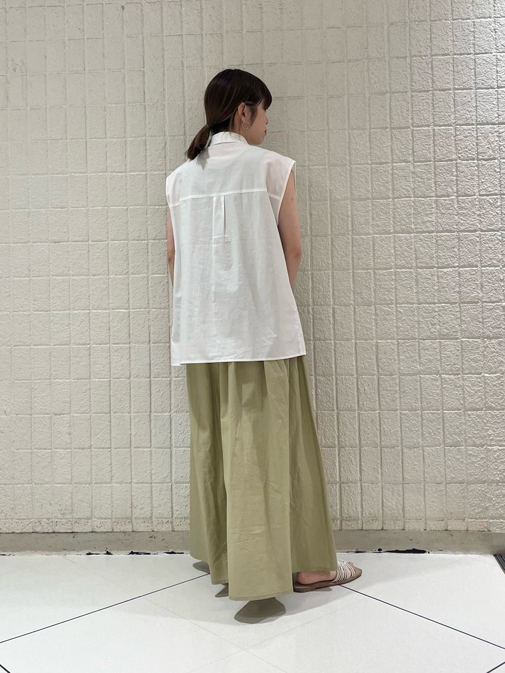 「KBF、kbf_ootd、夏コーデ、ビッグシルエット、ワンピース、お出かけコーデ、シンプルスタイル、シャツスタイル、夏小物、ドッキングワンピ、低身長、ロングワンピース、白シャツ」｜「KBFのBIGポケットディティールブラウス（シャツ/ブラウス、ホワイト系）」を使った、serikaさん（レディース・153cm）の夏コーディネートの2枚目の写真
