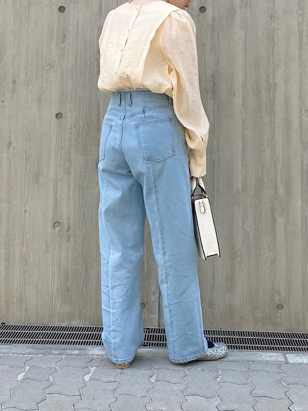 「KBF、kbf_ootd、カジュアルコーデ、春コーデ、マウンテンパーカー、ミニバッグ、タックイン、パンプス、デニム、ゆるコーデ、低身長、今日のコーデ」｜「KBFのリメイクフリンジストレートデニム（デニムパンツ、ブルー系）」を使った、serikaさん（レディース・153cm）の春コーディネートの3枚目の写真