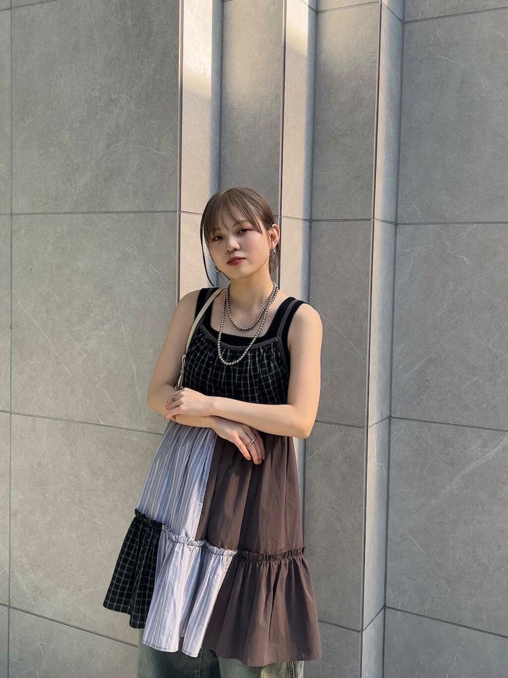 「ワンピース、キャミワンピース、デニム、kbf_ootd、KBF、レイヤードスタイル、低身長、newarrival、低身長コーデ、春夏コーデ、パッチワーク、ミニワンピース、骨格ナチュラル、春カラー」｜「KBFの『2サイズ展開』ドローストリングデニム（デニムパンツ、ブルー系）」を使った、serikaさん（レディース・153cm）の春コーディネートの2枚目の写真