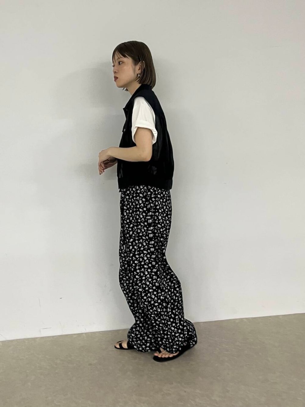 「Tシャツ、ベスト、カジュアルコーデ、花柄、カーゴパンツ、サンダル、kbf_ootd、KBF、低身長、夏コーデ、パンツスタイル、低身長コーデ、トングサンダル、シアートップス、骨格ナチュラル」｜「KBFのフラワープリントドロストパンツ（その他パンツ、ブラック系）」を使った、serikaさん（レディース・153cm）の春コーディネートの3枚目の写真