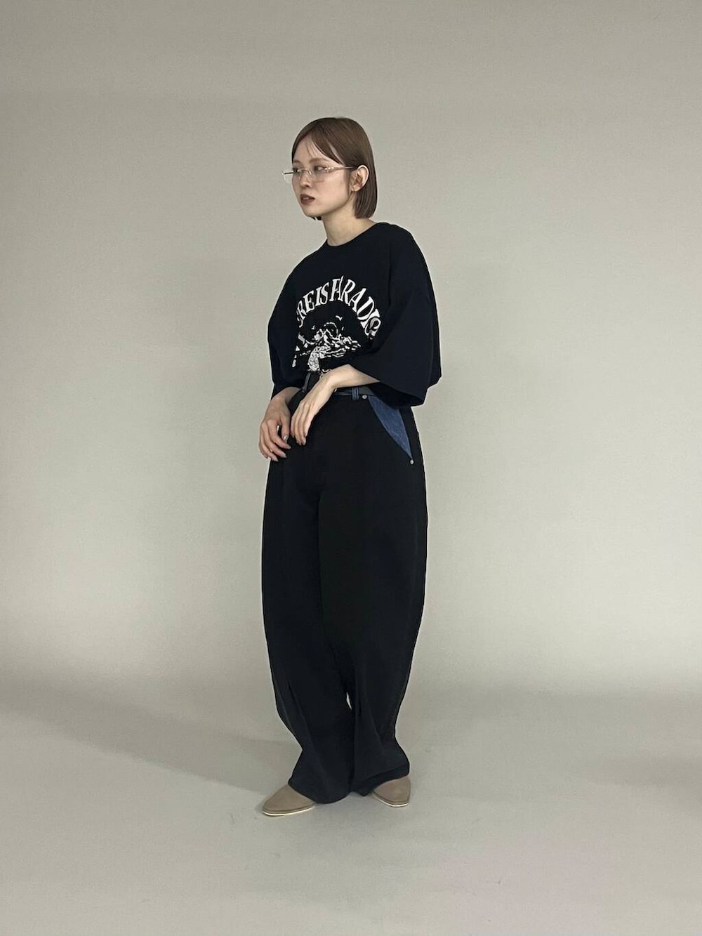 ブラック系のその他パンツ、ベージュ系のその他シューズ、ブラック系のTシャツ/カットソーを着用したレディースの夏コーディネートの3枚目の写真