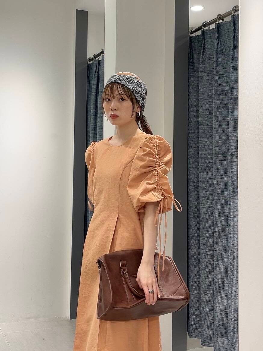 「ワンピース、シンプルコーデ、サンダル、kbf_ootd、KBF、スカーフ、低身長、newarrival、休日スタイル、ボストンバッグ、低身長コーデ、トングサンダル、春夏コーデ、骨格ナチュラル、私のイチ推しブランド」｜「KBFのヴィンテージライクボストンBAG（ボストンバッグ、ブラウン系）」を使った、serikaさん（レディース・153cm）の春コーディネートの3枚目の写真