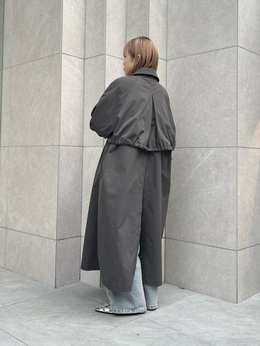 「KBF、kbf_ootd、ロングコート、デニム、シャツスタイル、レース、ステンカラーコート、春コーデ、春アウター、Coming soon…、低身長、低身長コーデ、骨格ナチュラル」｜「KBFのBACKスリットステンカラーコート（ステンカラーコート、グレー系）」を使った、serikaさん（レディース・153cm）の冬コーディネートの2枚目の写真