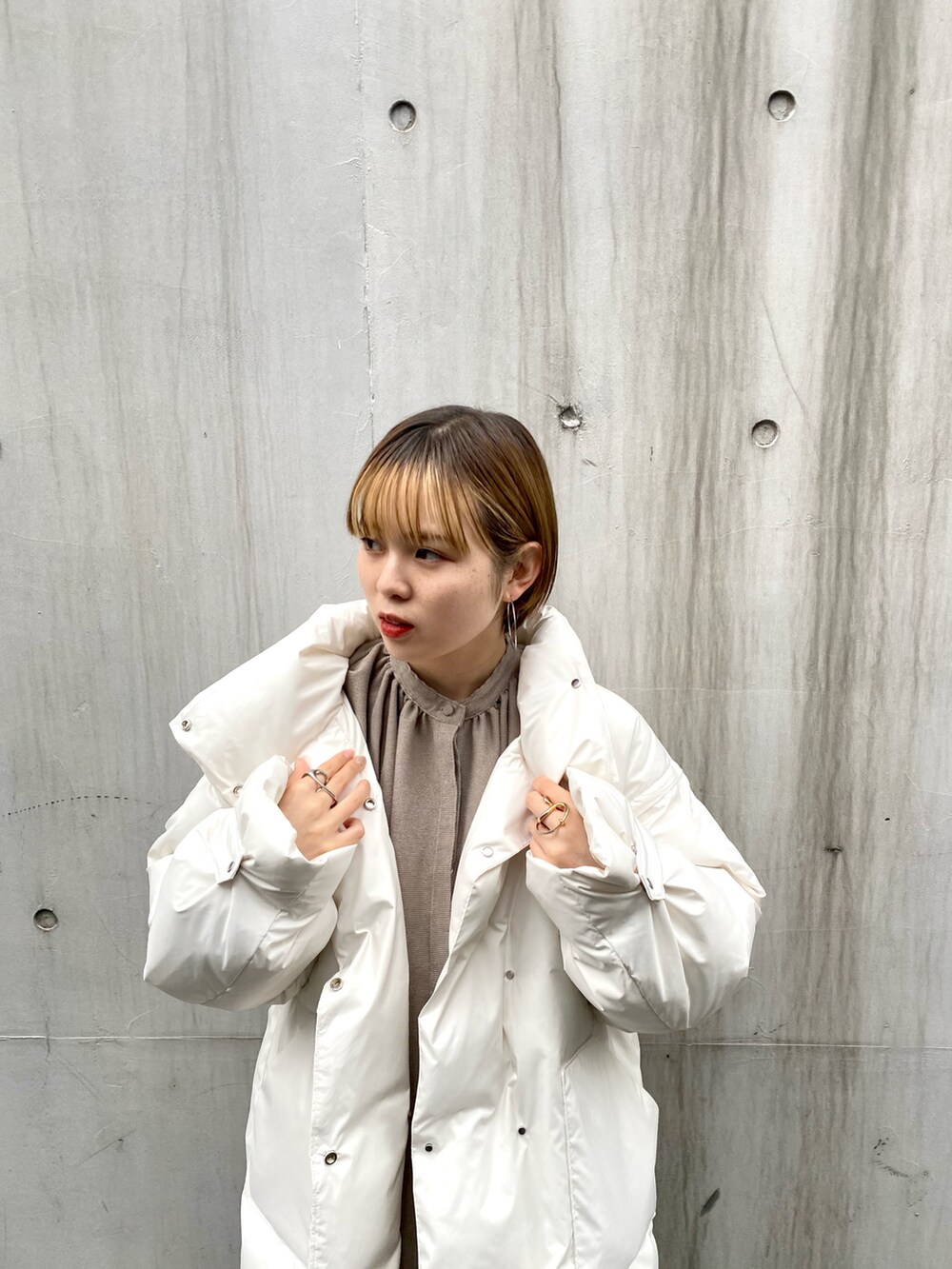 「KBF、kbf_ootd、ワンピース、ダウンジャケット、キレイめ、シンプルコーデ、ボリューム袖、冬コーデ、アウター、ロングワンピース、低身長、あったかコーデ、クリスマスに着たい服」｜「KBFのサイドゴアブーツ（ブーツ、グレー系）」を使った、serikaさん（レディース・153cm）の冬コーディネートの2枚目の写真
