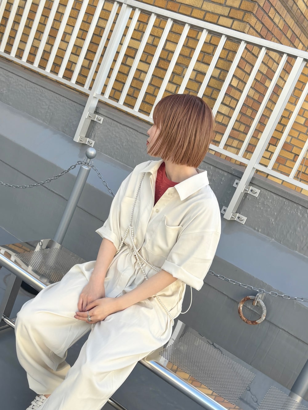 「KBF、kbf_ootd、シンプルコーデ、春夏コーデ、アウトドアスタイル、低身長コーデ、グルカサンダル、初夏コーデ、ジャンプスーツ、骨格ナチュラル、オールインワン、サンダルコーデ、楽チンコーデ、ホワイトコーデ」｜「KBFのコクーンWIDEジャンプスーツ（サロペット/オーバーオール、ホワイト系）」を使った、serikaさん（レディース・153cm）の春コーディネートの2枚目の写真